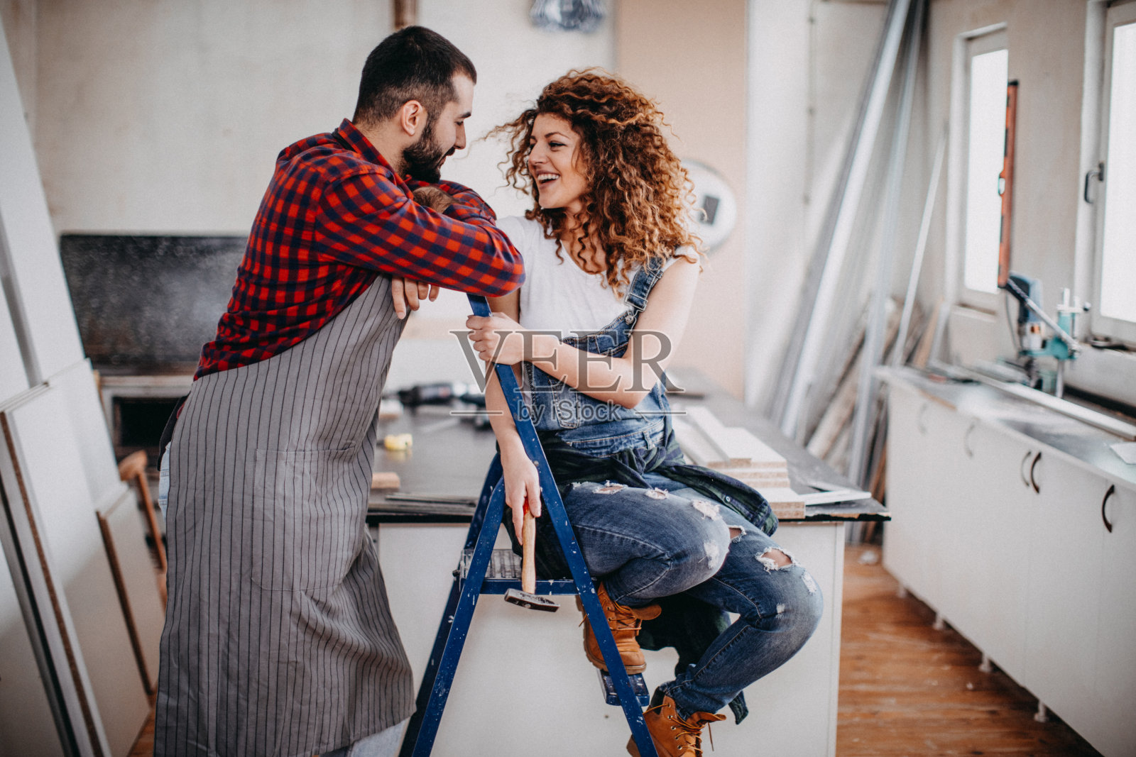 在车间里相爱的年轻夫妇照片摄影图片