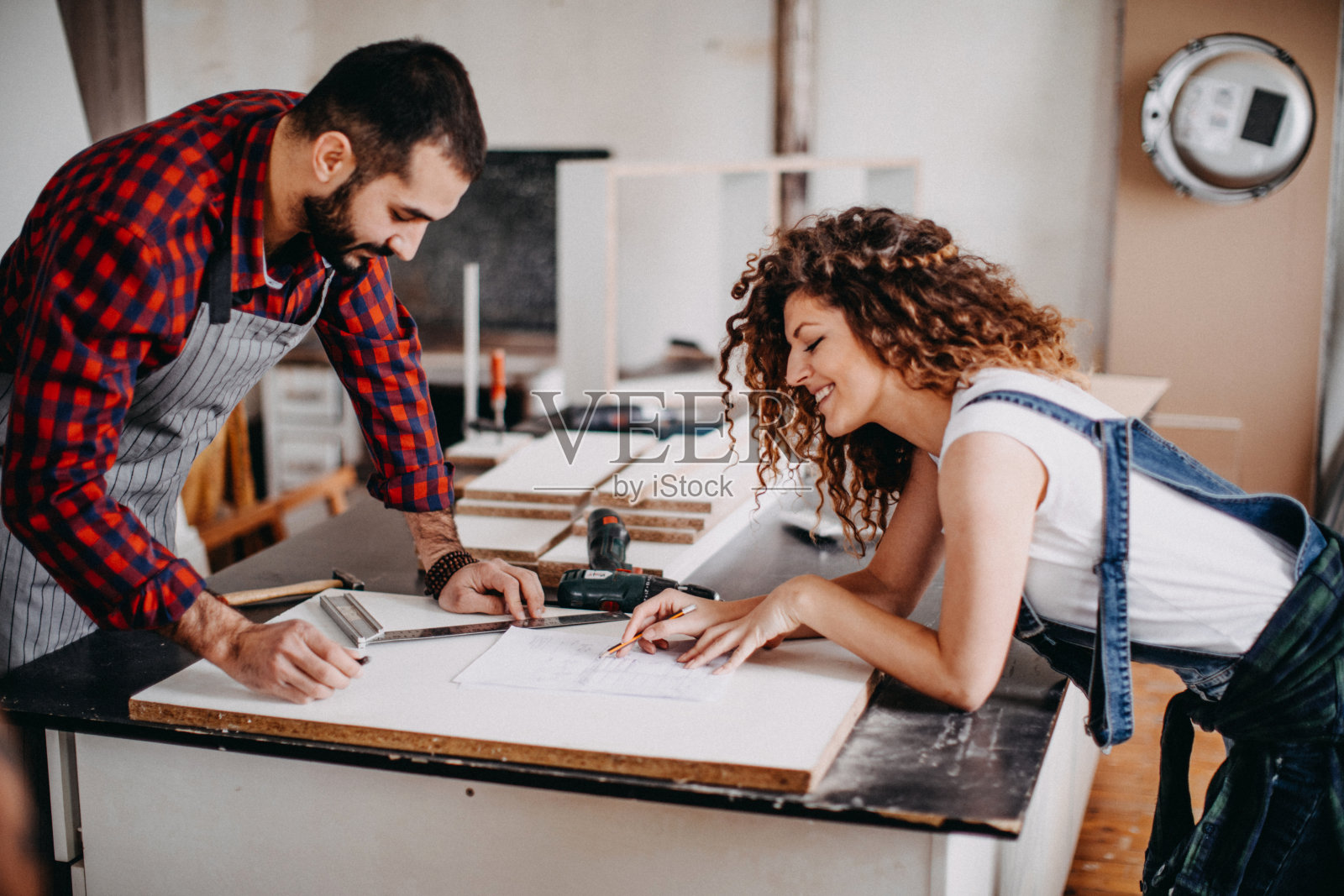 一对年轻夫妇在做家具照片摄影图片
