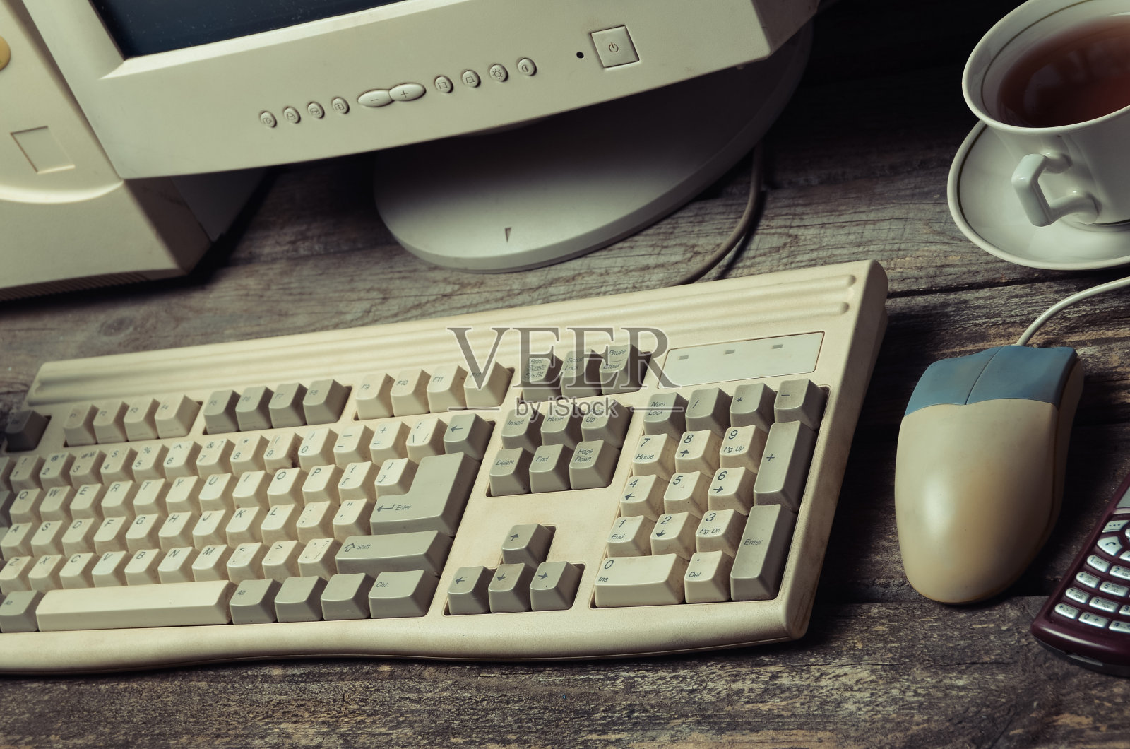 复古的固定电脑放在质朴的木桌上，复古的工作空间，俯视图，平铺照片摄影图片