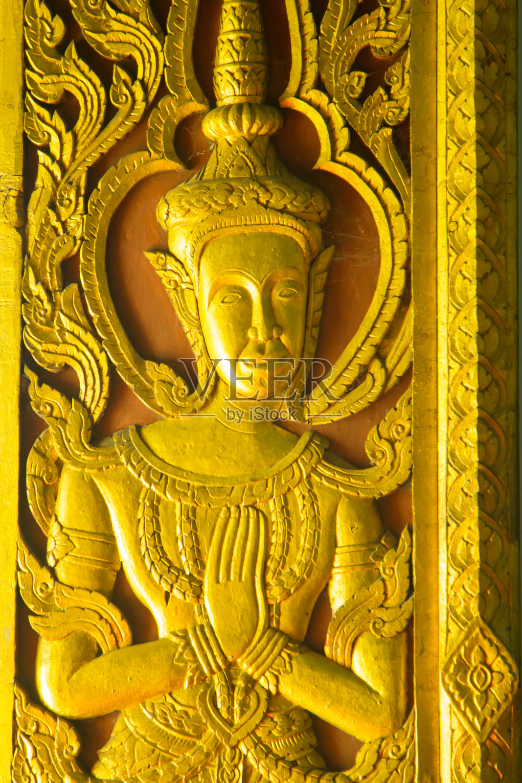 教堂窗户上装饰着神或天使的雕塑。照片摄影图片