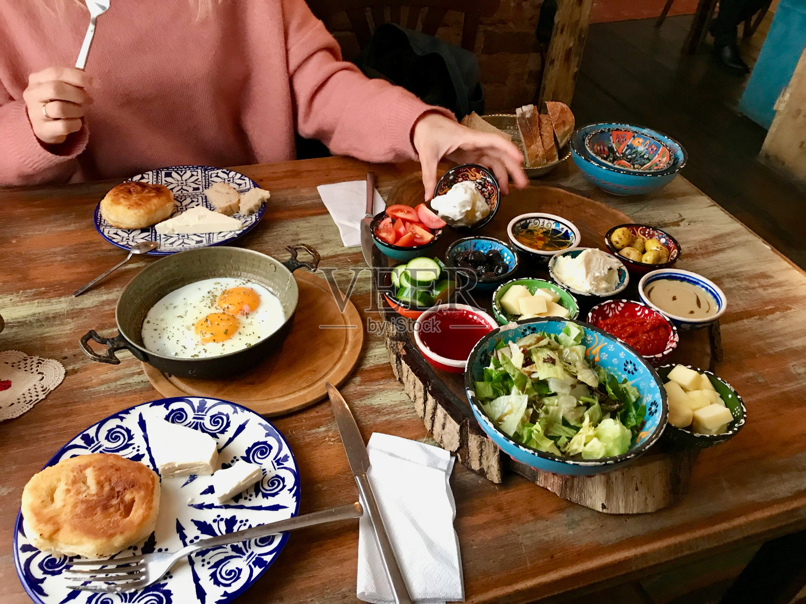 土耳其早餐配奶酪，各种果酱，煎蛋和沙拉在木桌上。照片摄影图片