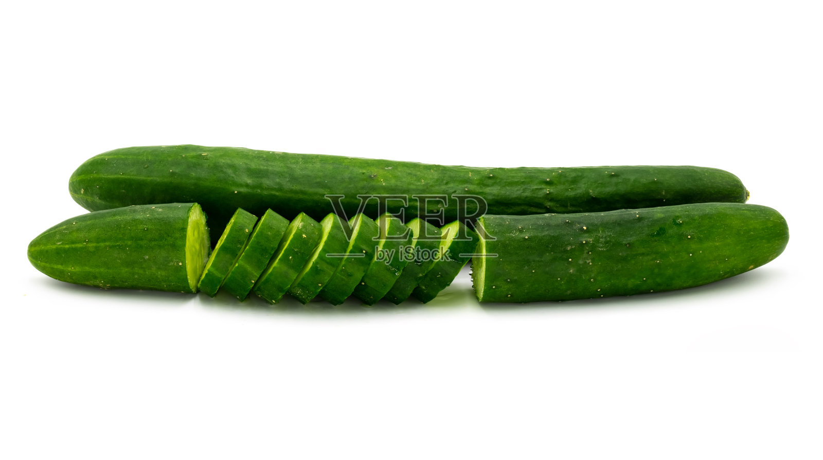 在白色背景上孤立的日本黄瓜片照片摄影图片