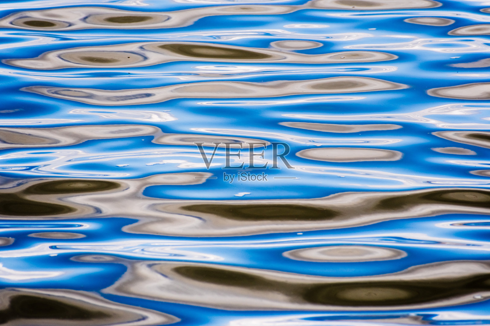 近距离观察湖面上的涟漪照片摄影图片