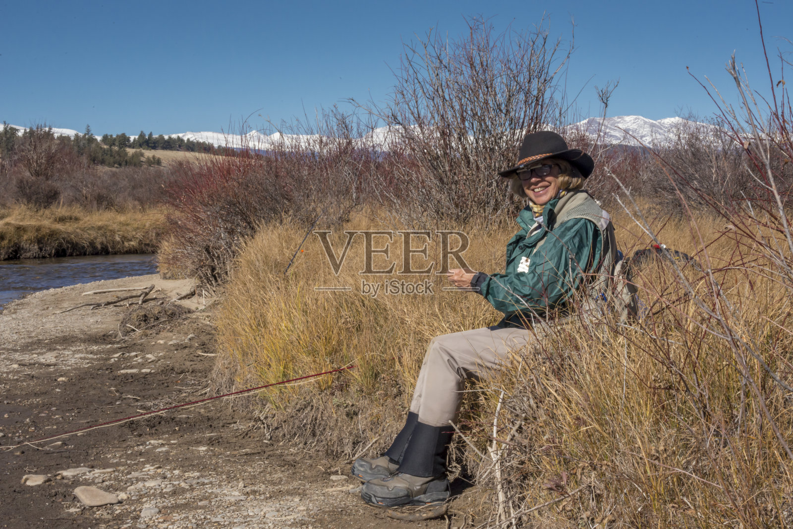 在科罗拉多州落基山脉的南普拉特，高级女性飞钓照片摄影图片