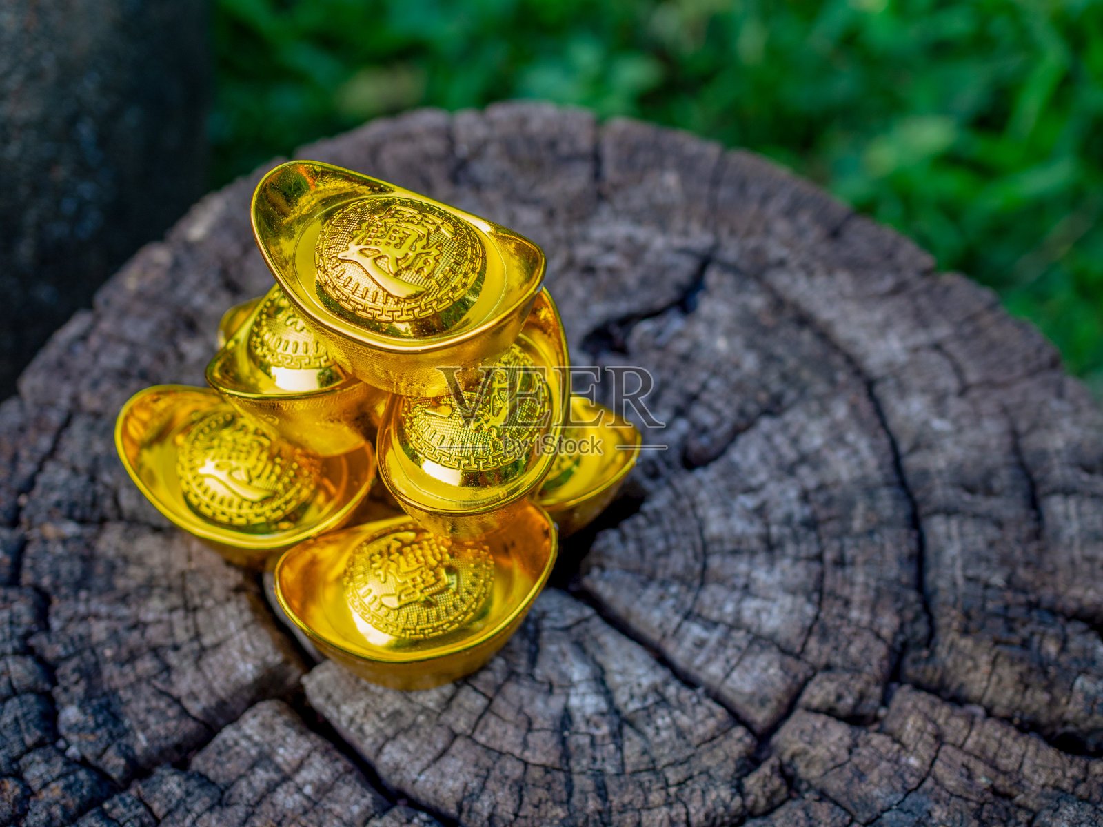 农历新年庆祝主题装饰传统。中国古代黄金木质背景。中文文字的意思是幸运，好运，祝福，幸福照片摄影图片