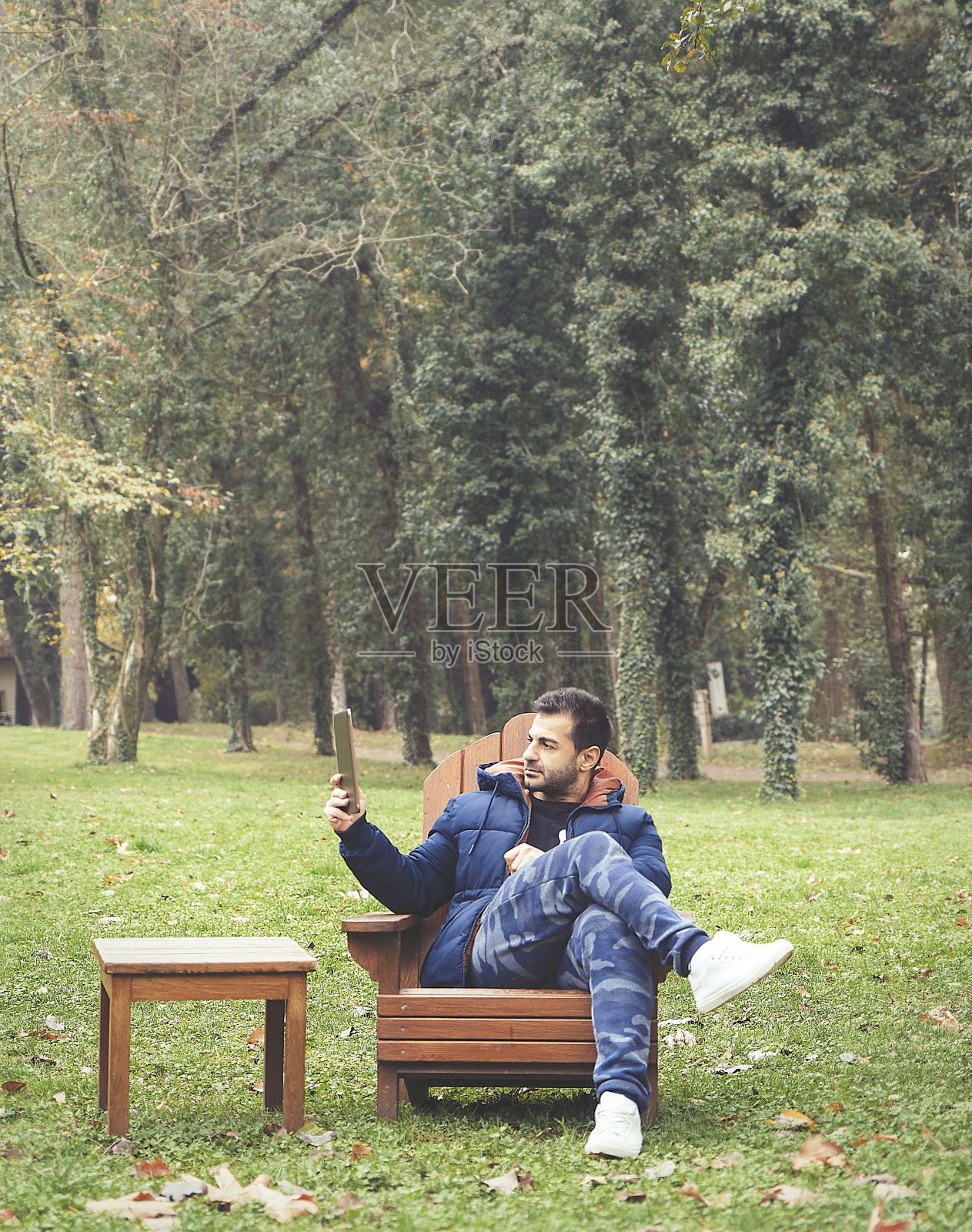 在自然/森林中使用科技平板照片摄影图片