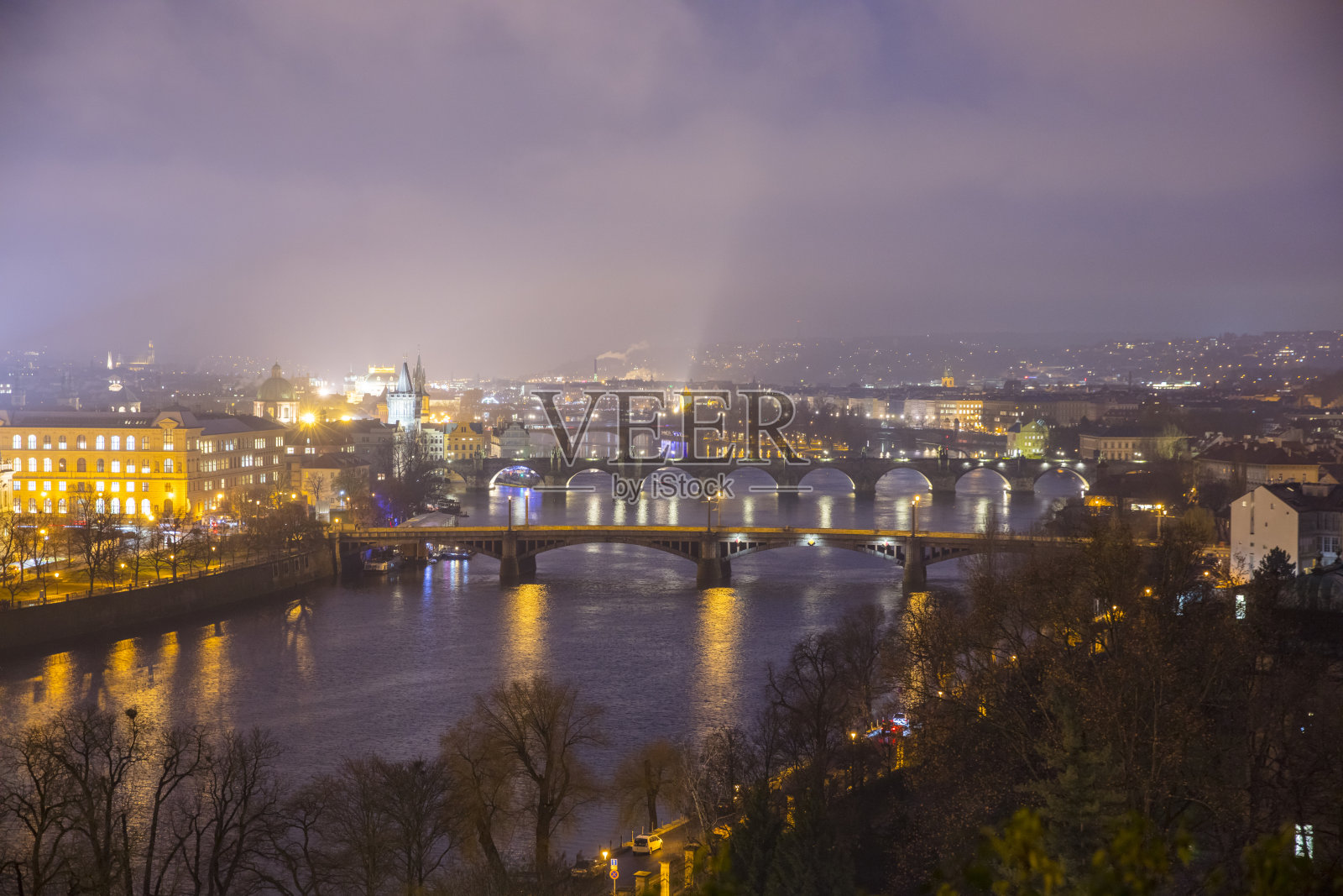 捷克共和国伏尔塔瓦河上的桥，布拉格的夜景照片摄影图片