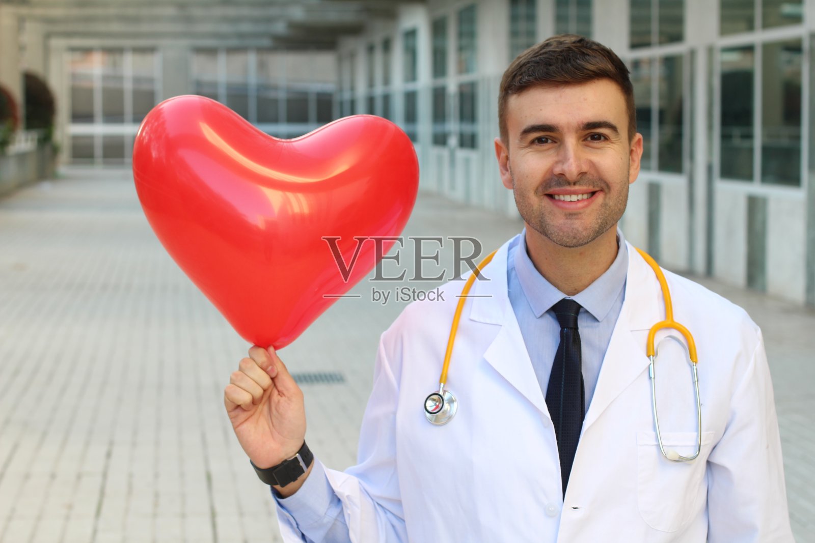 带着心形气球的可爱医生照片摄影图片
