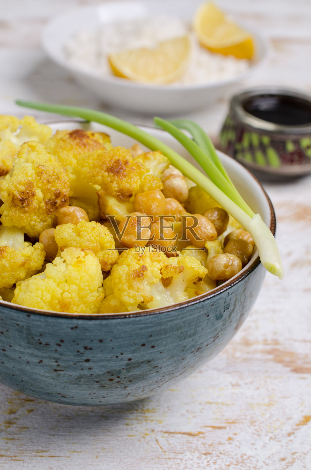 烤花椰菜配鹰嘴豆照片摄影图片