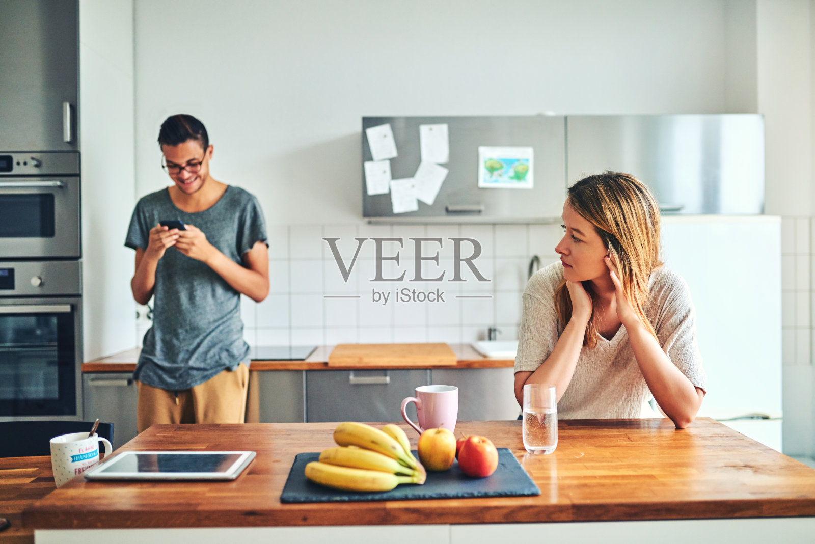 我觉得他爱手机胜过爱我照片摄影图片