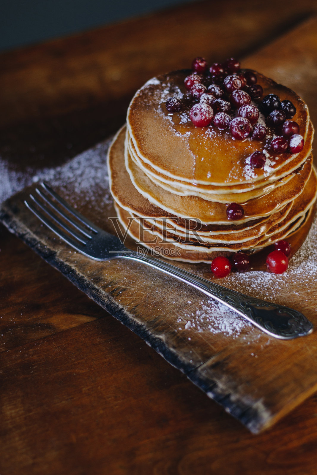 小红莓煎饼和枫糖浆照片摄影图片
