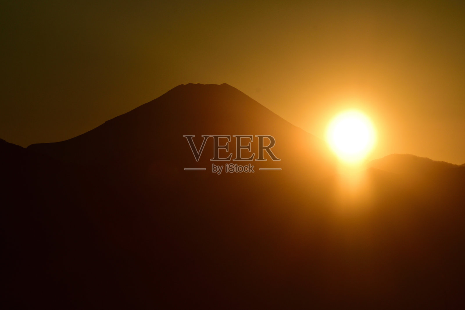 富士山日落：从东京八王子高尾山观赏照片摄影图片