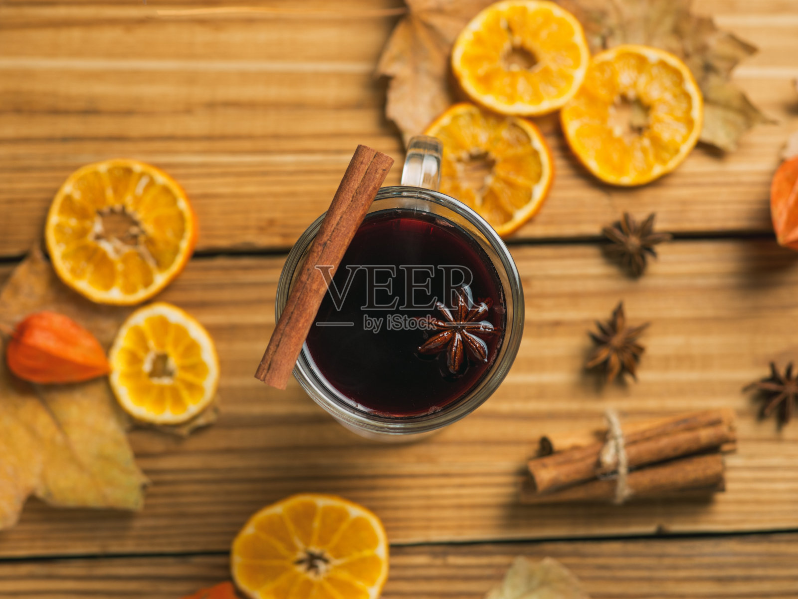 秋装木桌上放着一杯热红酒照片摄影图片