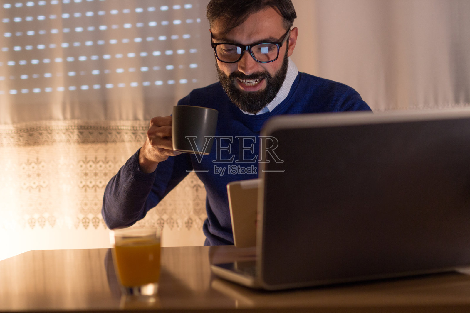 在家里使用平板电脑照片摄影图片