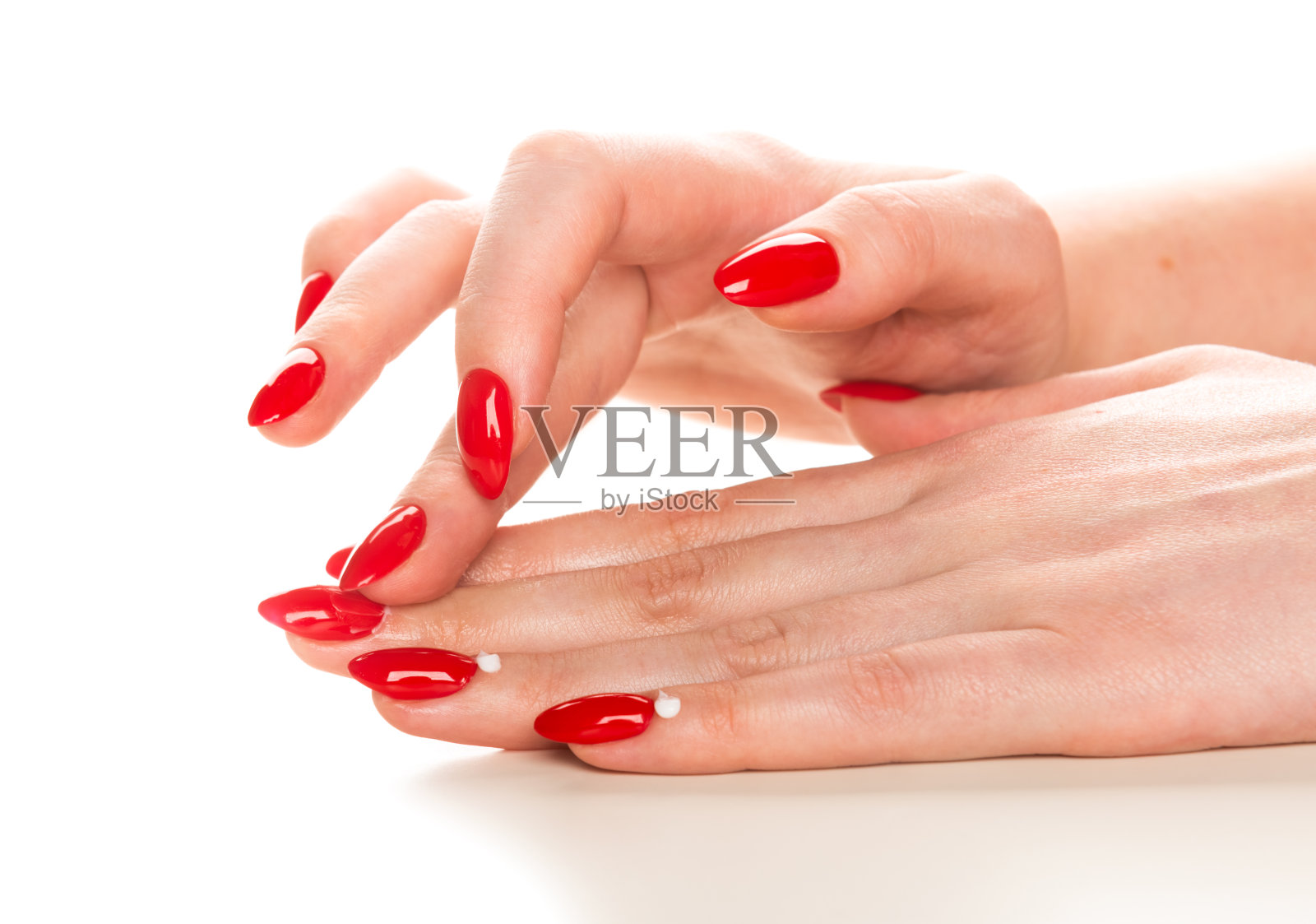 女性手与红色指甲涂抹霜的角质层照片摄影图片
