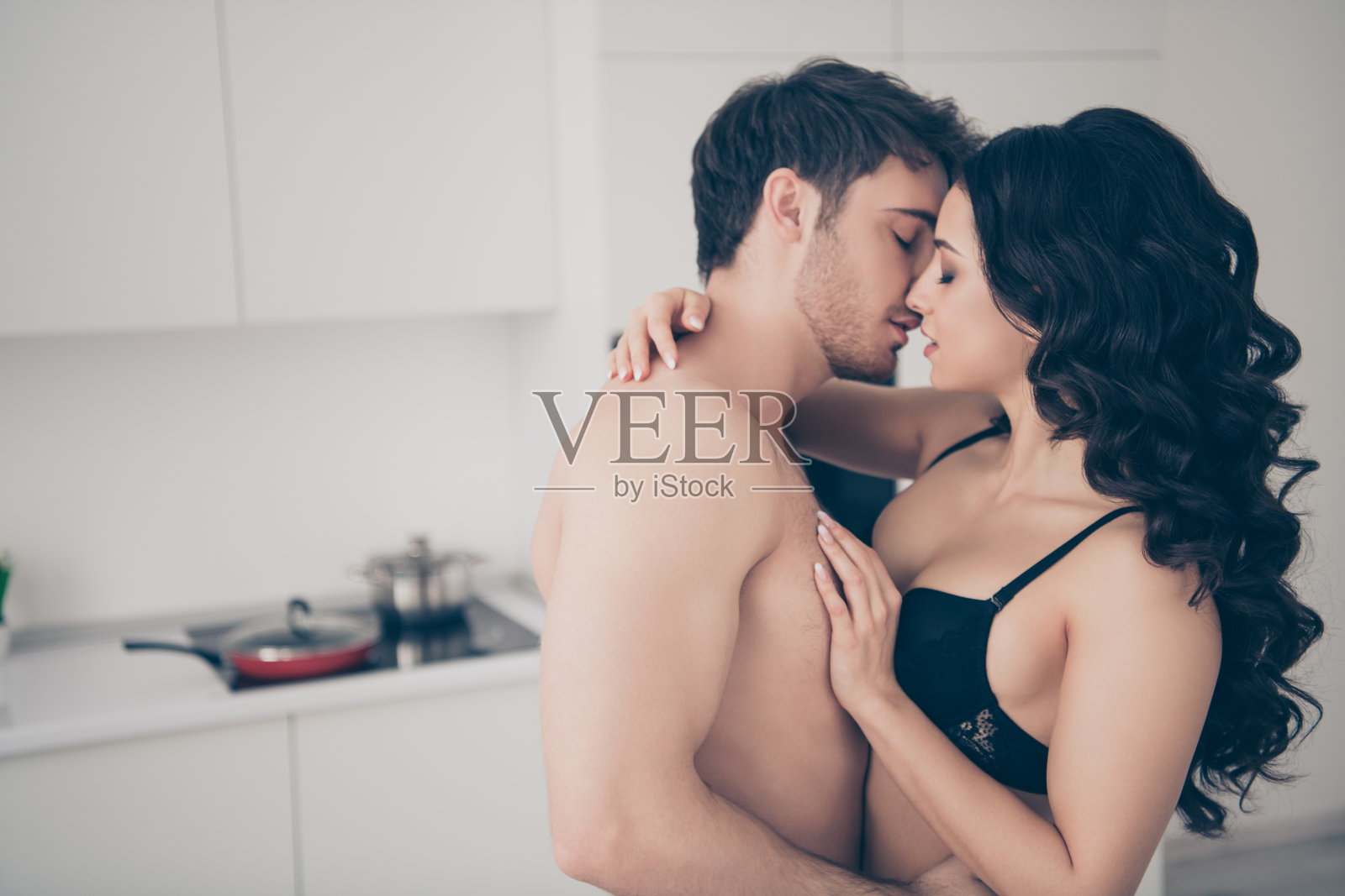 她的侧面肖像，她，他，他，漂亮迷人，美丽可爱，温柔的已婚夫妇触摸愉快的蜜月在浅白色的室内室内照片摄影图片