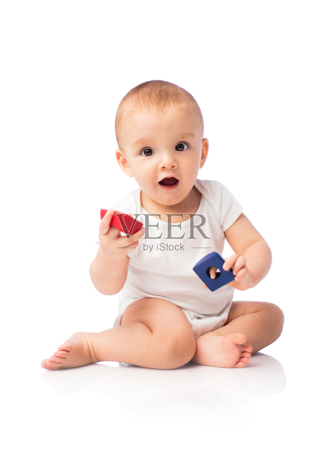 可爱的拉丁小男孩看着镜头，张着嘴照片摄影图片