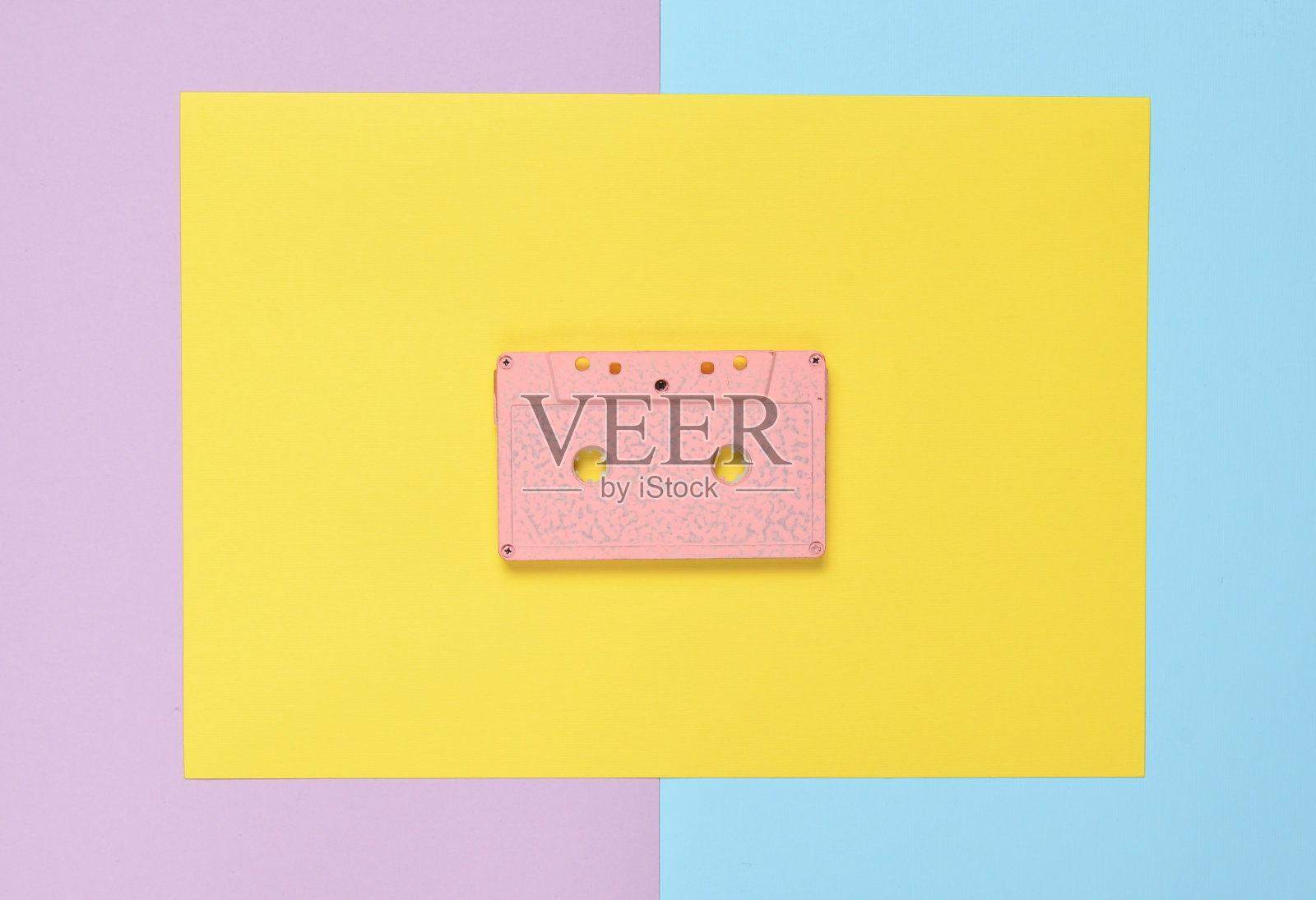 彩色纸背景上的录音带。复古媒体技术80年代。音乐,娱乐。前视图。极简主义趋势照片摄影图片