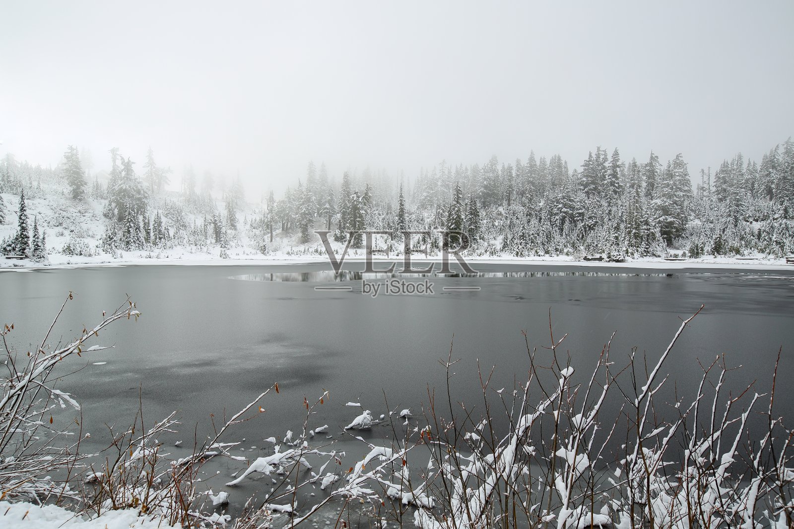 冬季 Shuksan 山，美国华盛顿州照片摄影图片