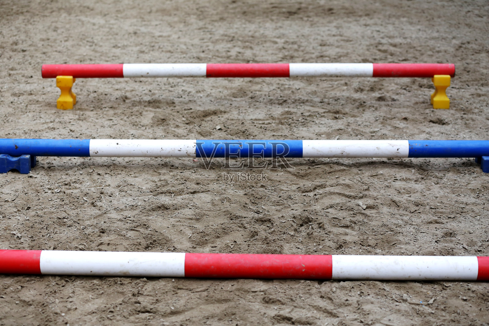 美丽的骑马场地等待骑手和马匹的训练照片摄影图片