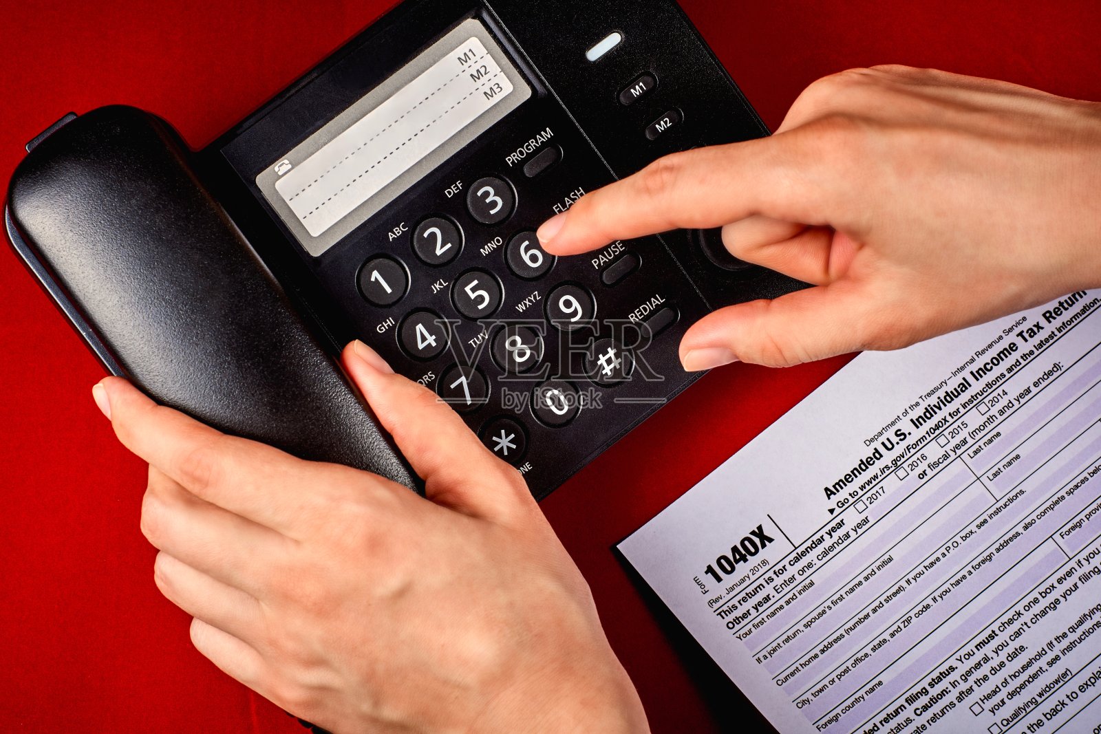 人类填写税收表格1040X照片摄影图片