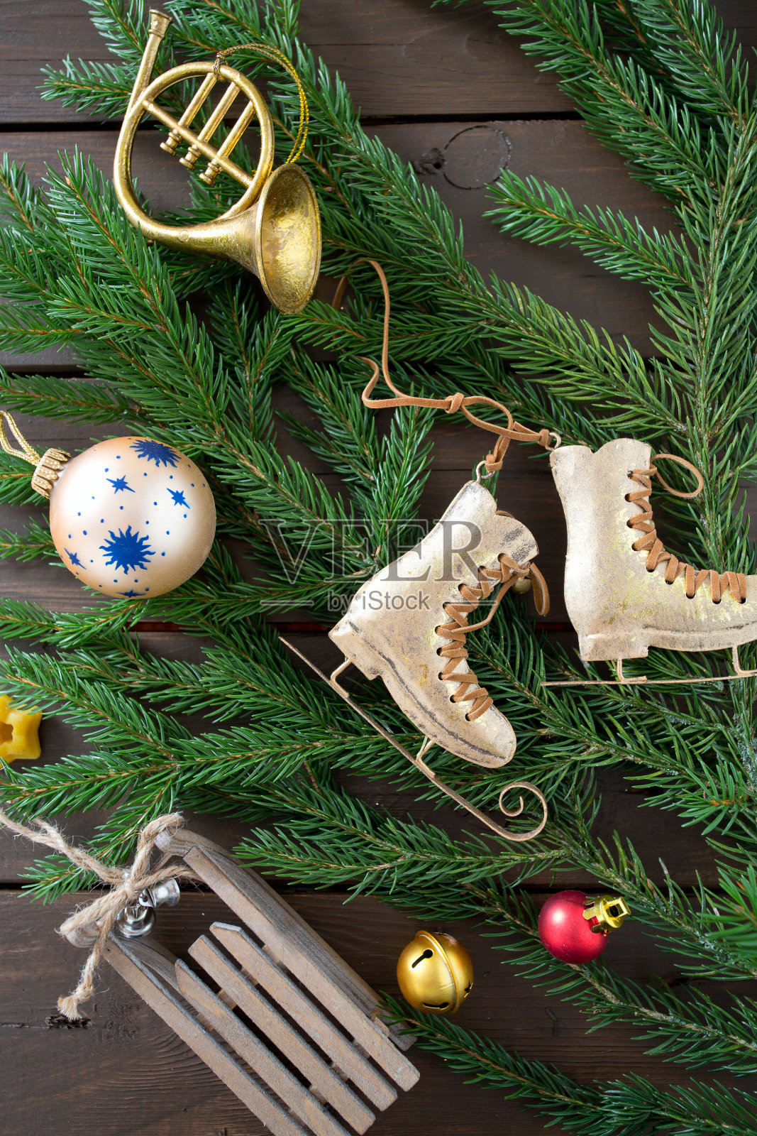 圣诞装饰在深棕色的木制背景上照片摄影图片