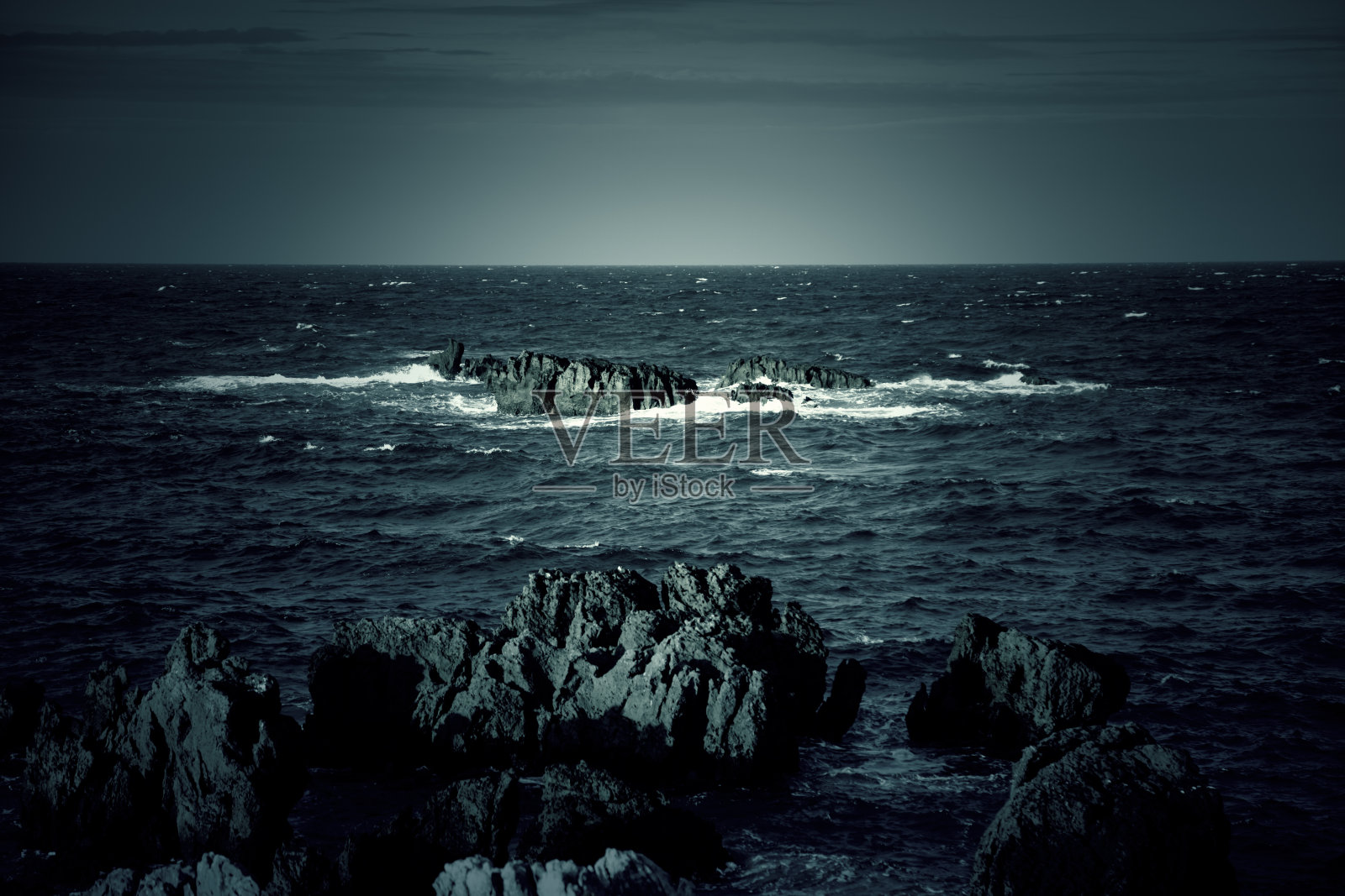 水在海里浪照片摄影图片