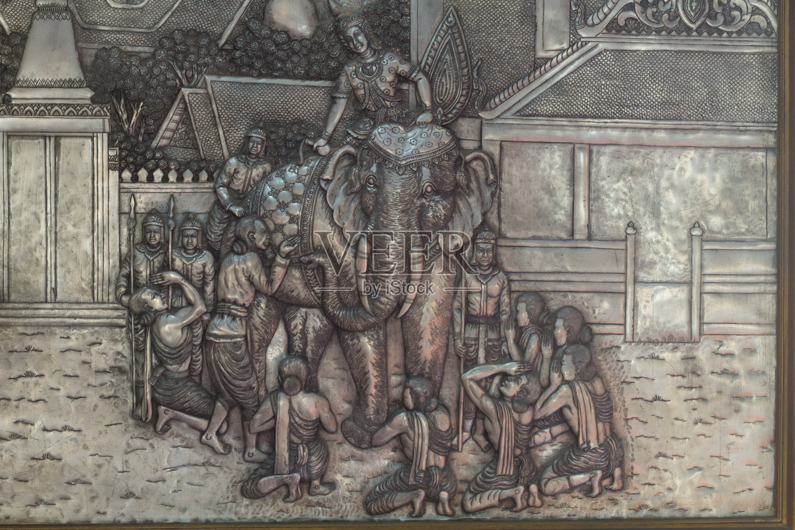 泰国风格的银雕艺术在寺庙墙上，Wat Srisuphan，清迈，泰国。照片摄影图片