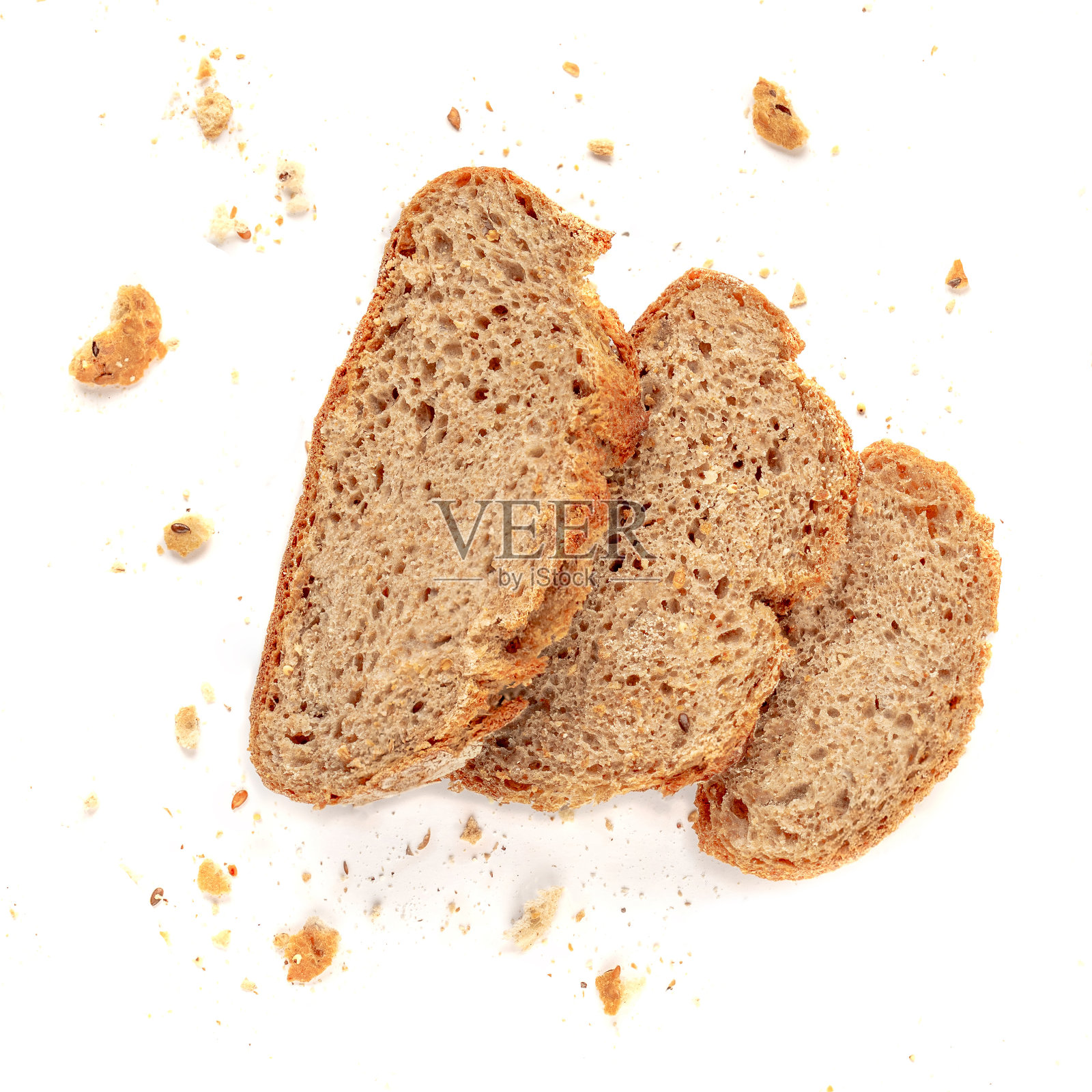 三片吐司面包，面包屑被孤立在白色的背景上。把全麦面包。俯视图照片摄影图片