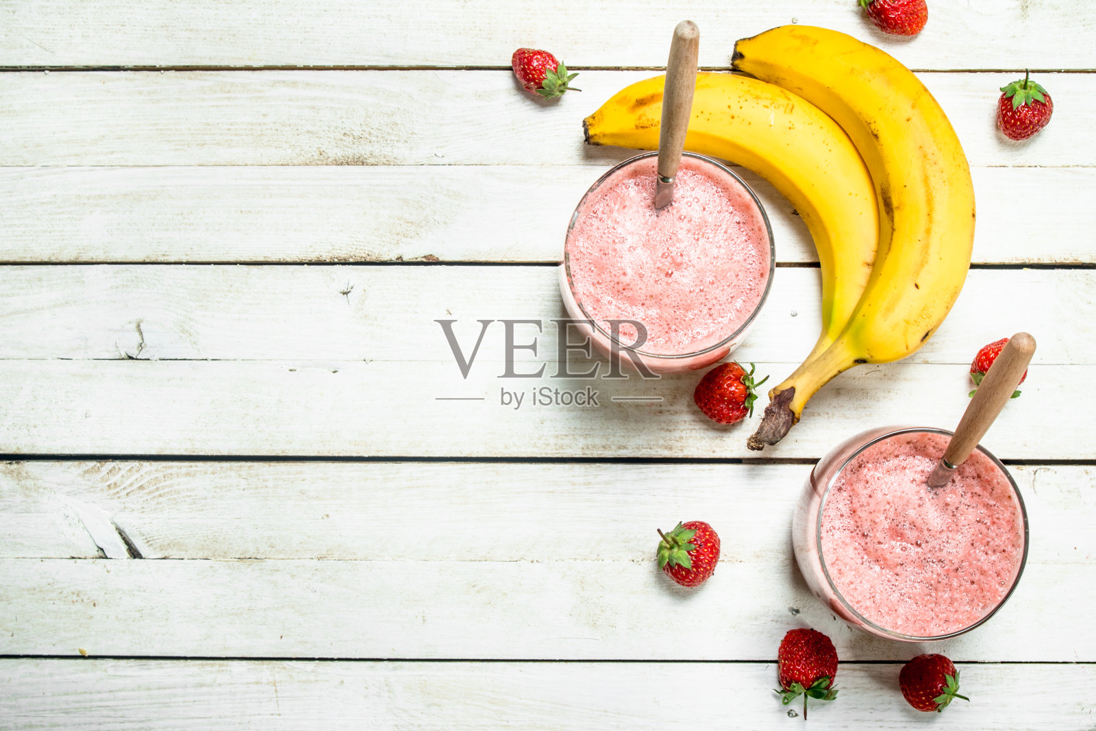 香蕉浆果奶昔。照片摄影图片