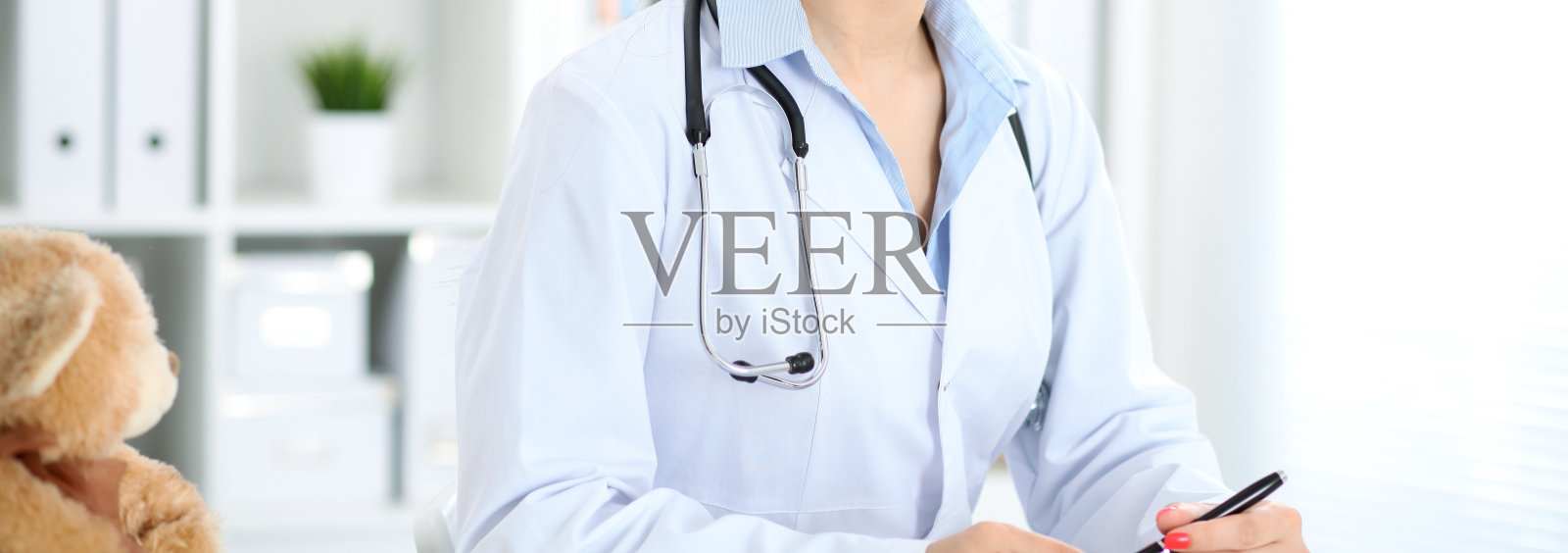 未知女医生在医院工作，用写字板填写病史表格，特写。医学的概念照片摄影图片