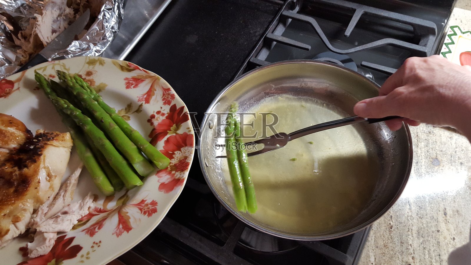 把芦笋从锅里拿出来照片摄影图片