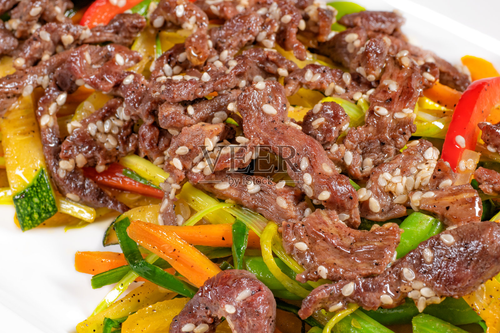 牛肉、蔬菜和芝麻的亚洲(韩式)沙拉。照片摄影图片