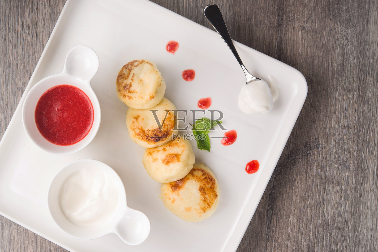 美味的午餐配草莓糖浆照片摄影图片