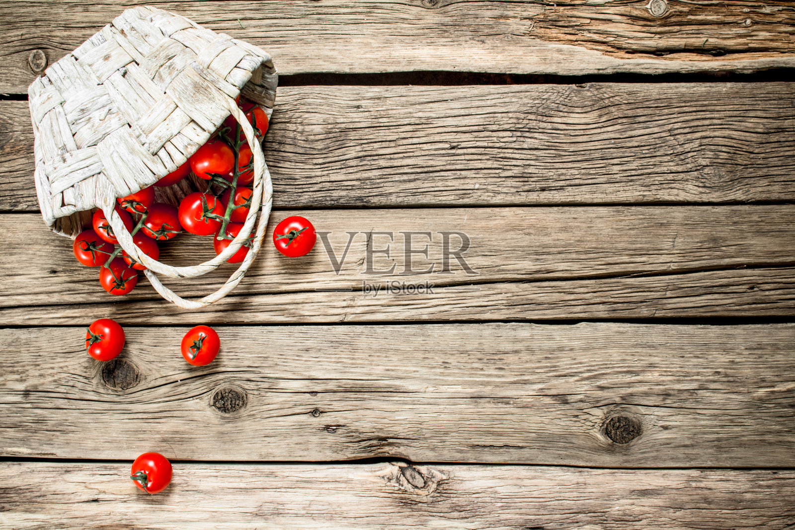 篮子里的新鲜西红柿。照片摄影图片