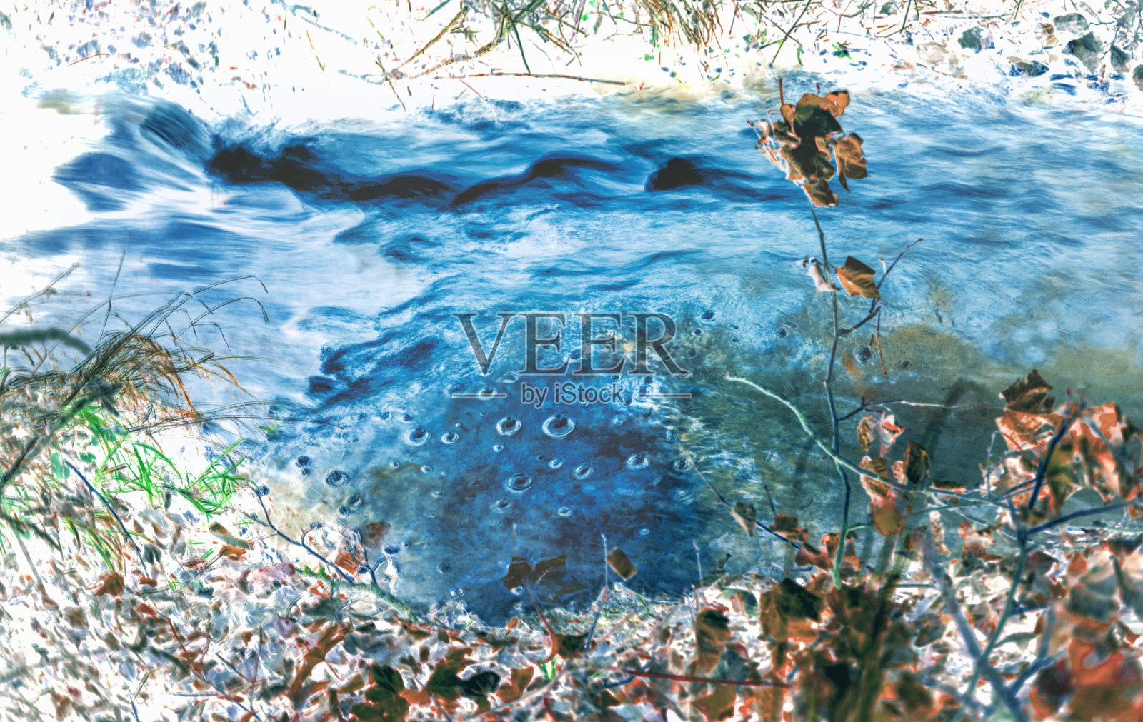 溪流的超现实主义的视角——颠倒的色彩给这幅图像带来了童话般的效果照片摄影图片