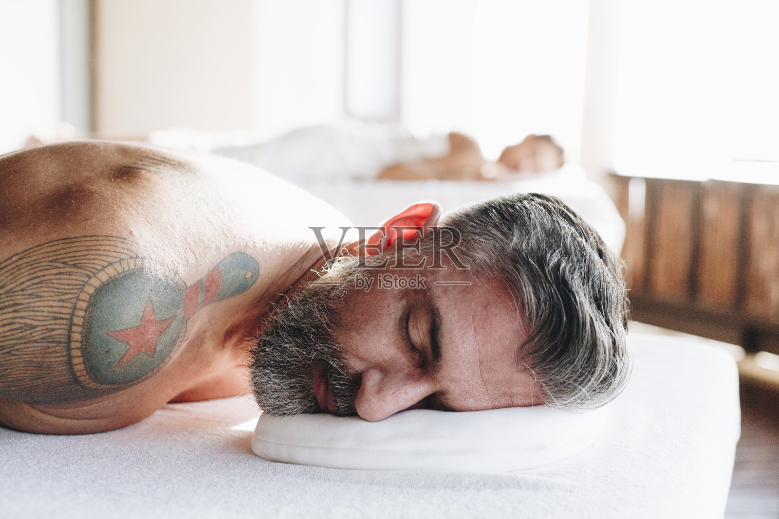 夫妇在水疗沙龙放松照片摄影图片