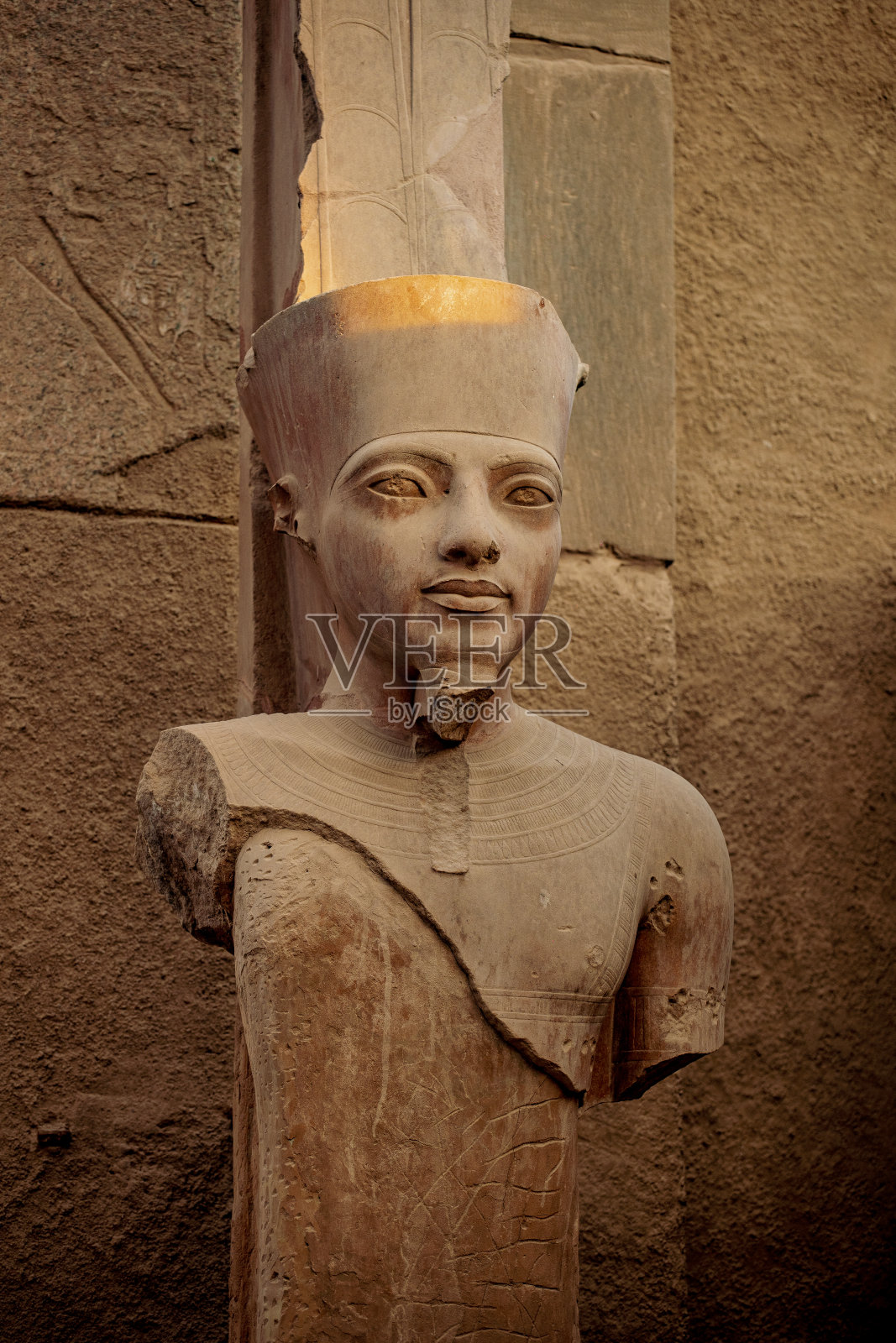 埃及卢克索底比斯卡纳克神庙古老废墟中的法老雕像照片摄影图片