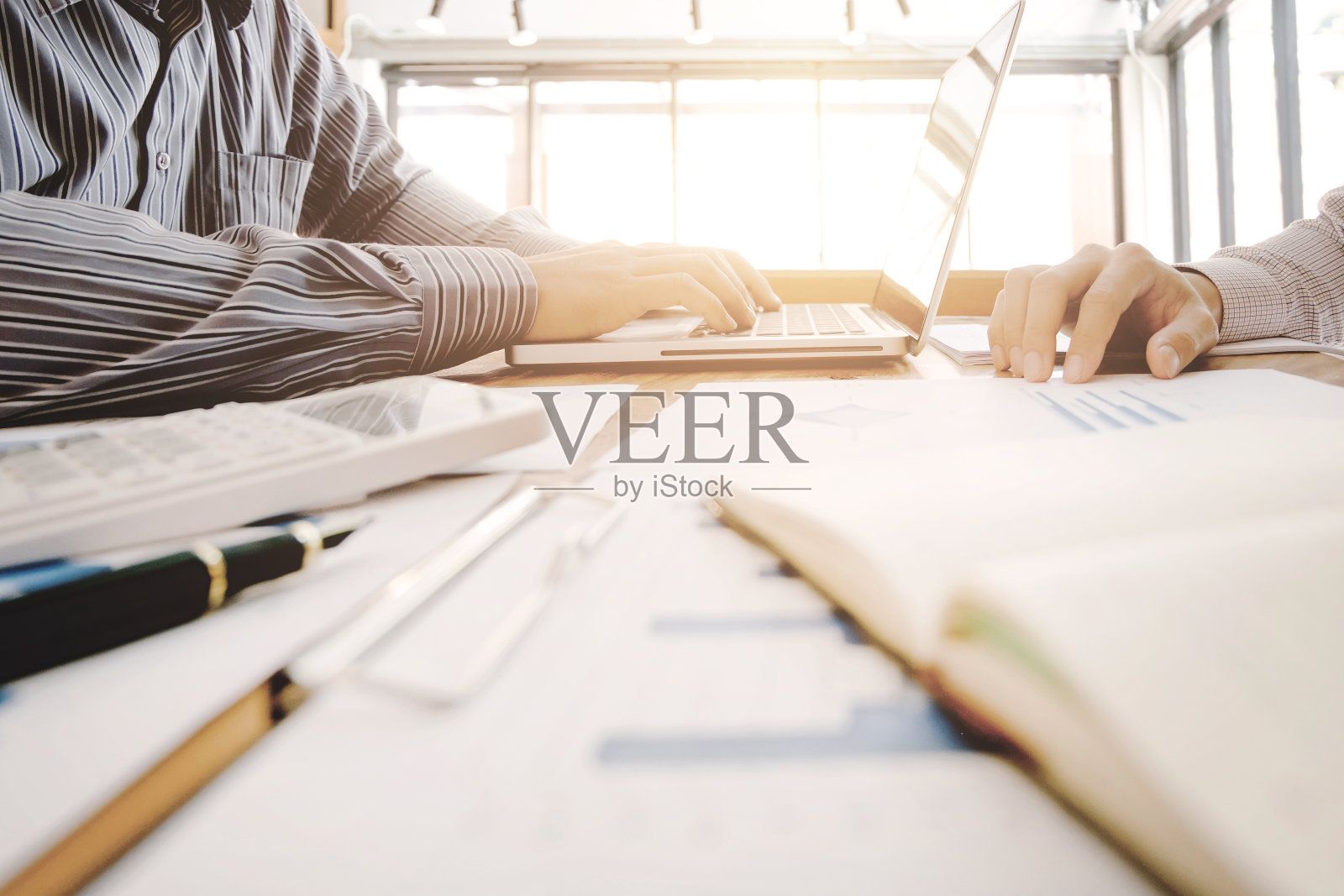 业务主管们在现代的办公室里开会讨论质量数据照片摄影图片