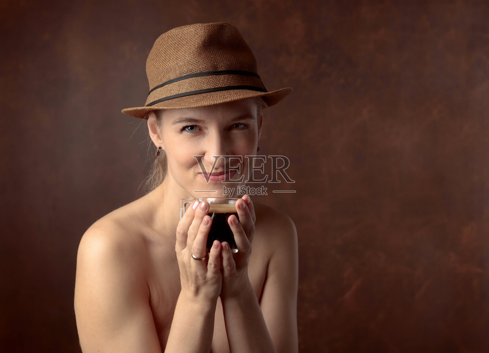 一个拿着一杯咖啡的漂亮女人的肖像。照片摄影图片