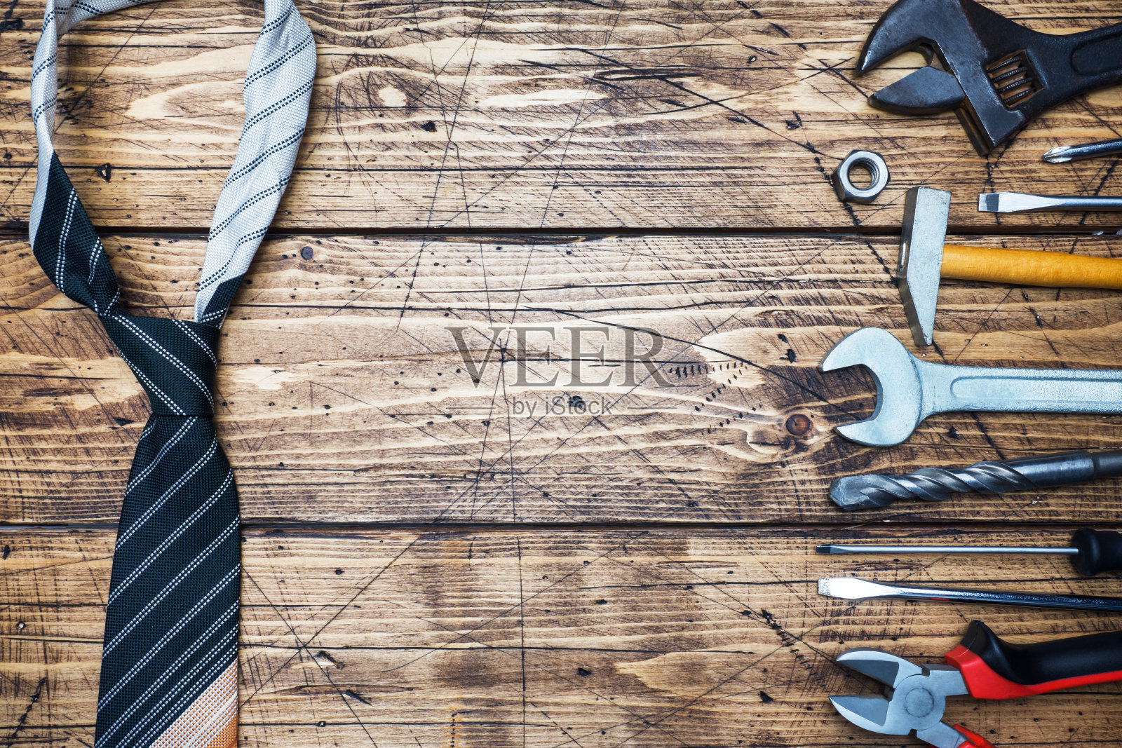 父亲节的概念。修理和施工用的领带和工具。木制背景。副本的空间。照片摄影图片