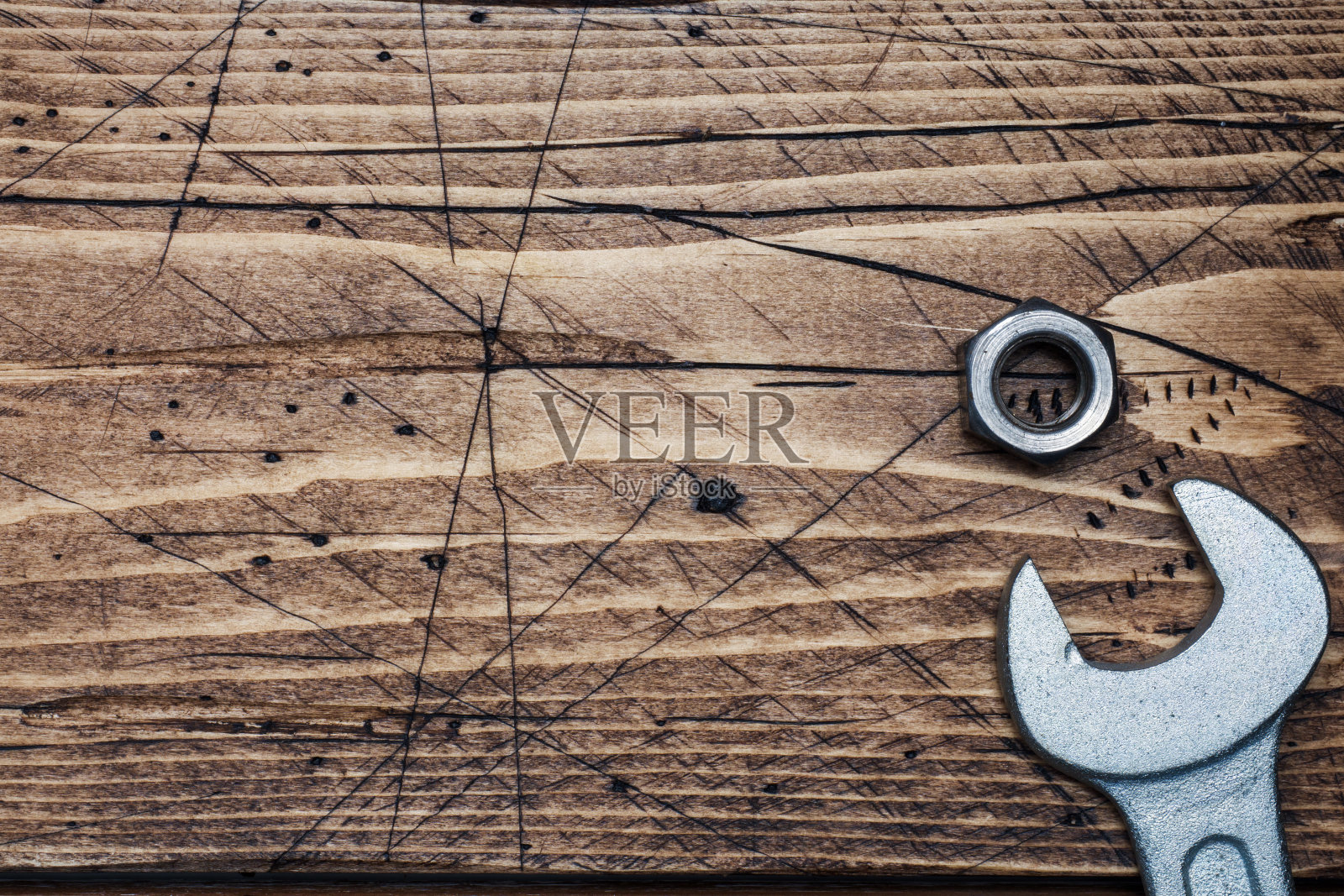 扳手在木制背景与复制空间。修复工具。照片摄影图片