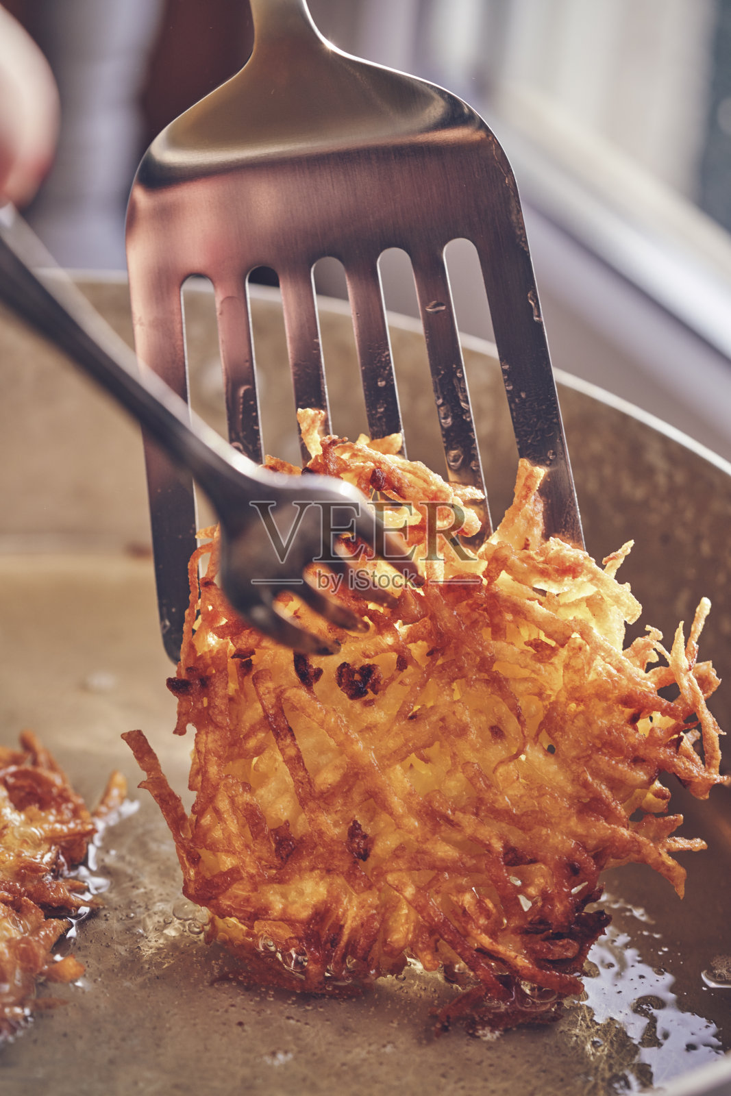 用平底锅煎马铃薯煎饼照片摄影图片