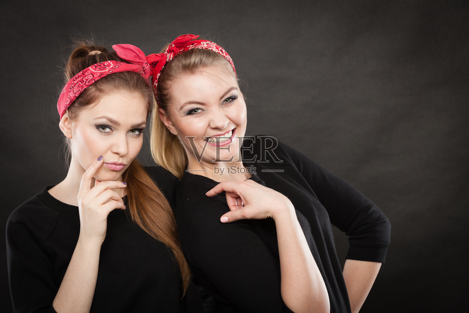 两个有趣的正面复古风格的女性肖像。照片摄影图片