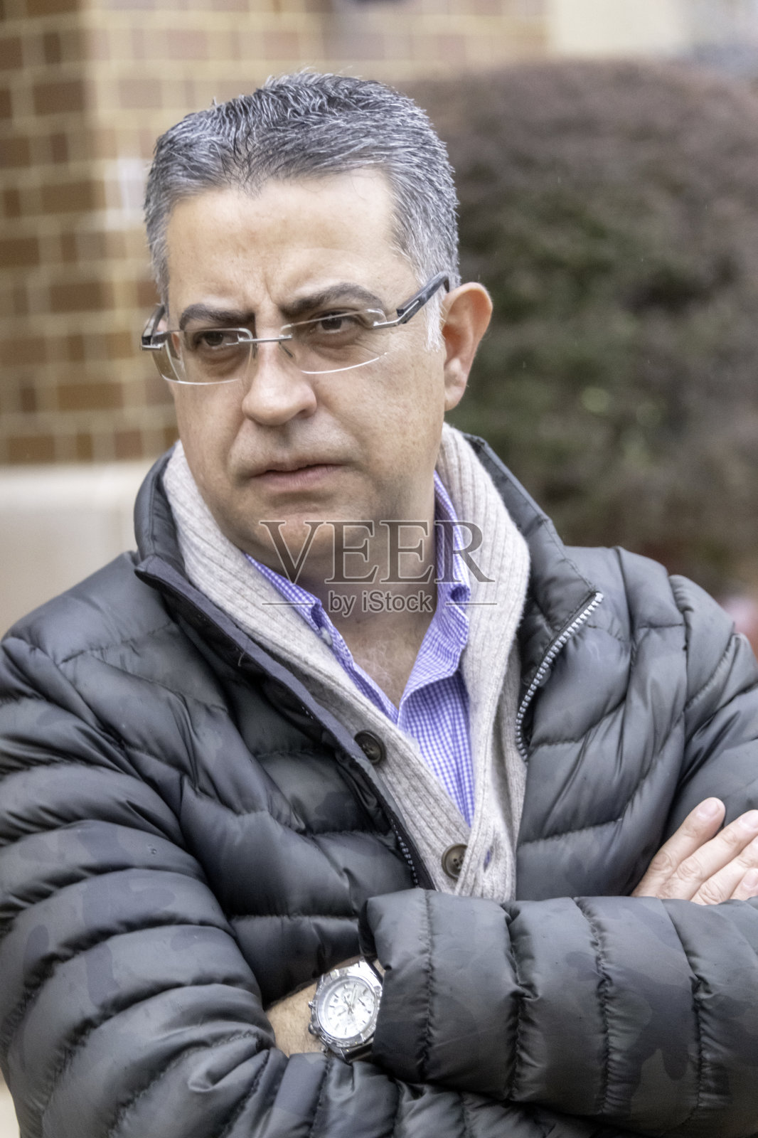 看着镜头的严肃成熟的男人照片摄影图片