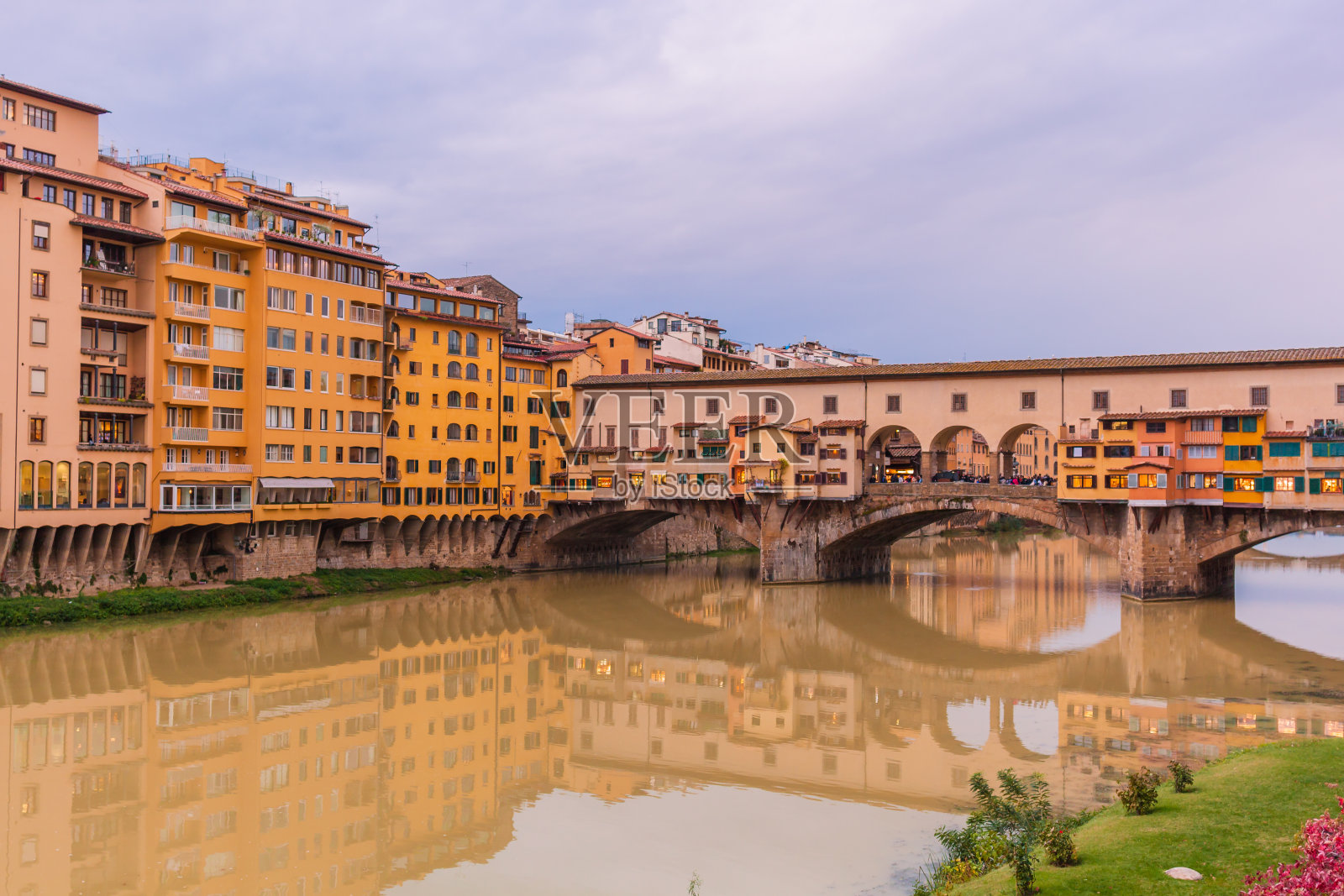 意大利佛罗伦萨，阿尔诺河畔的维基奥桥上五颜六色的古老建筑。中世纪的建筑照片摄影图片