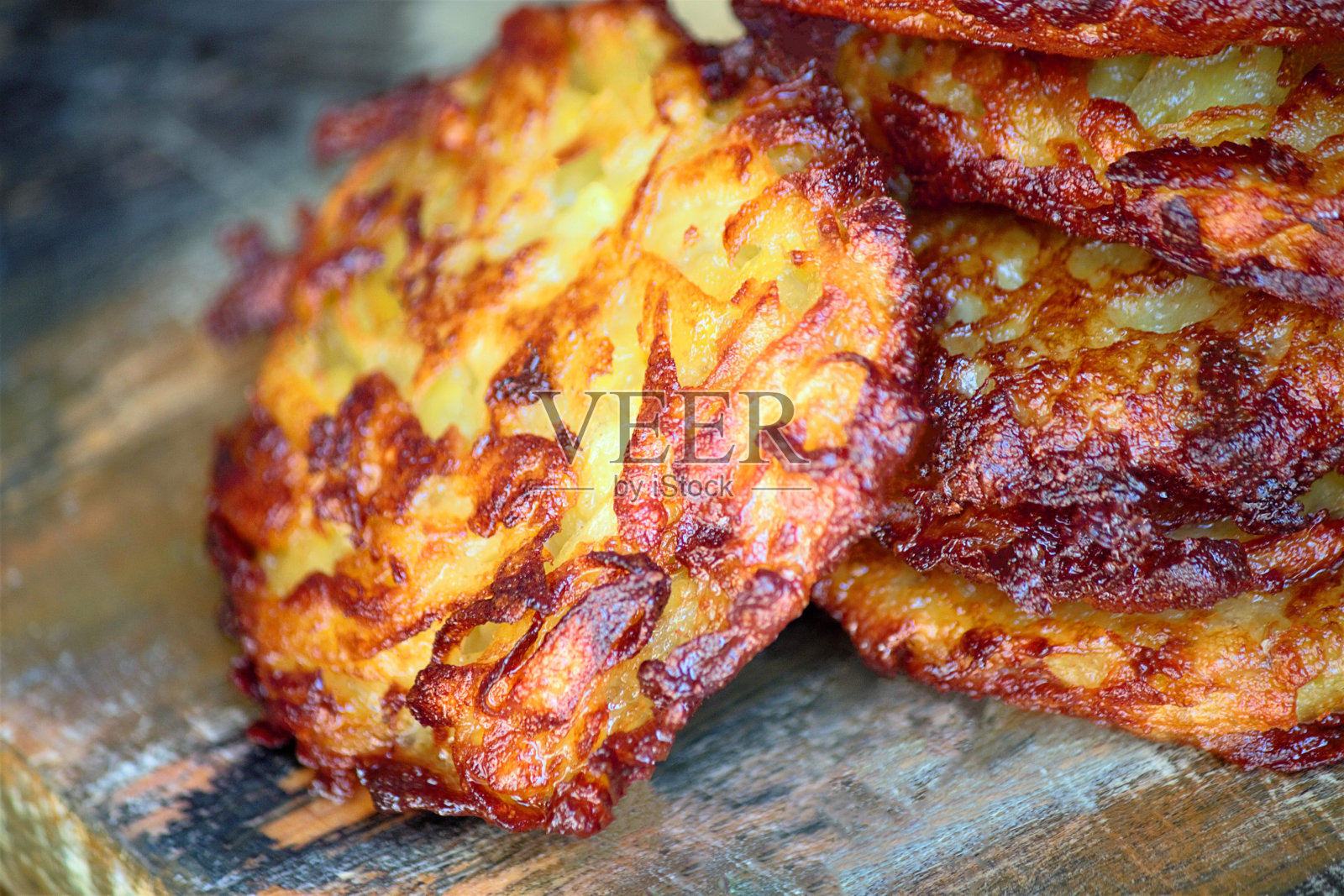 桌上放着油炸土豆(饮料)。素食。美味的美食。选择性聚焦，特写照片摄影图片