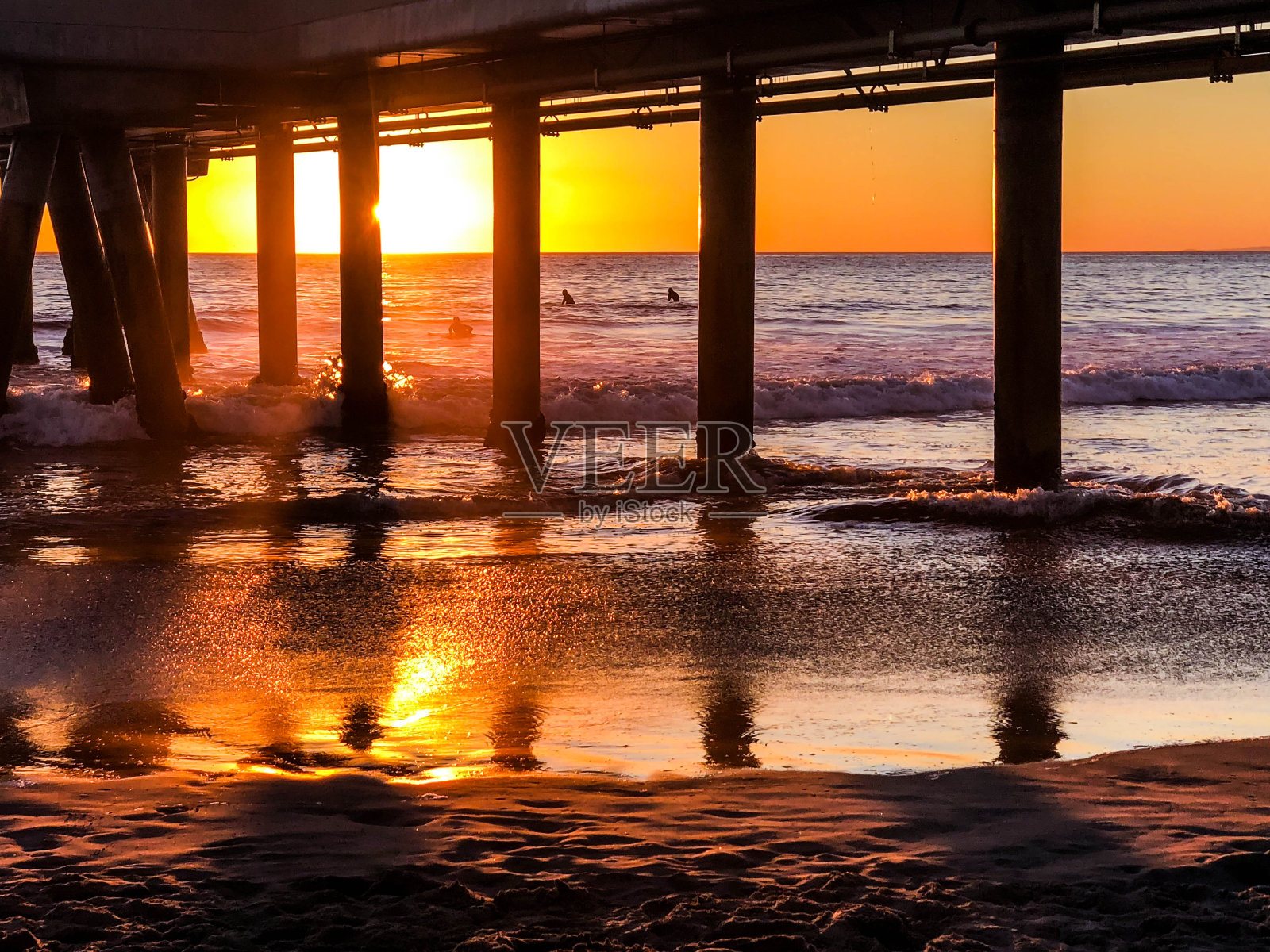 太阳落在马里纳德雷和威尼斯海滩码头的太平洋上照片摄影图片