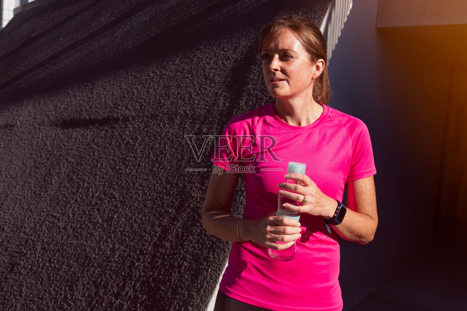 三十多岁，穿着运动服的女性照片摄影图片