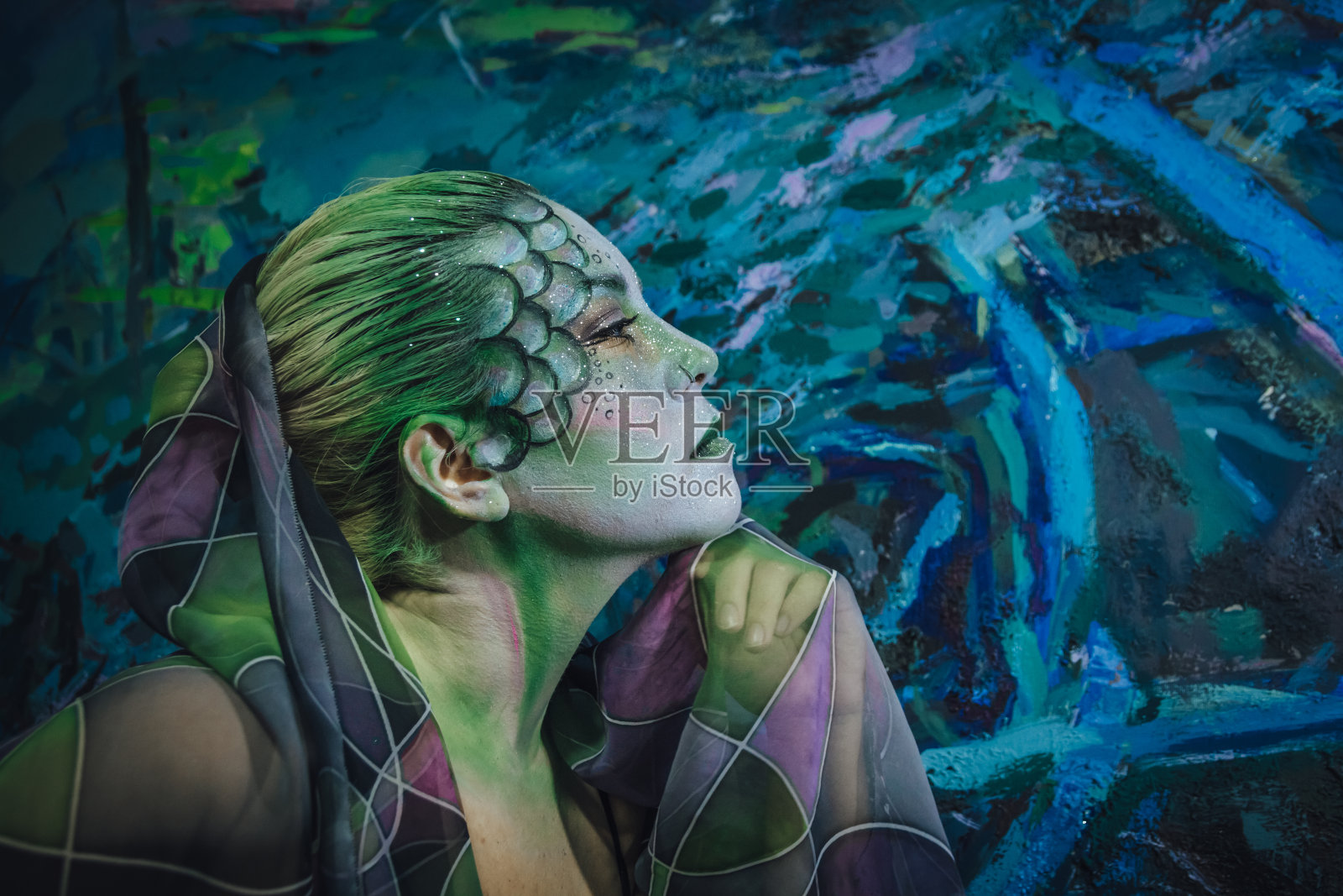 年轻女子缪斯与创造性的身体艺术和发型照片摄影图片